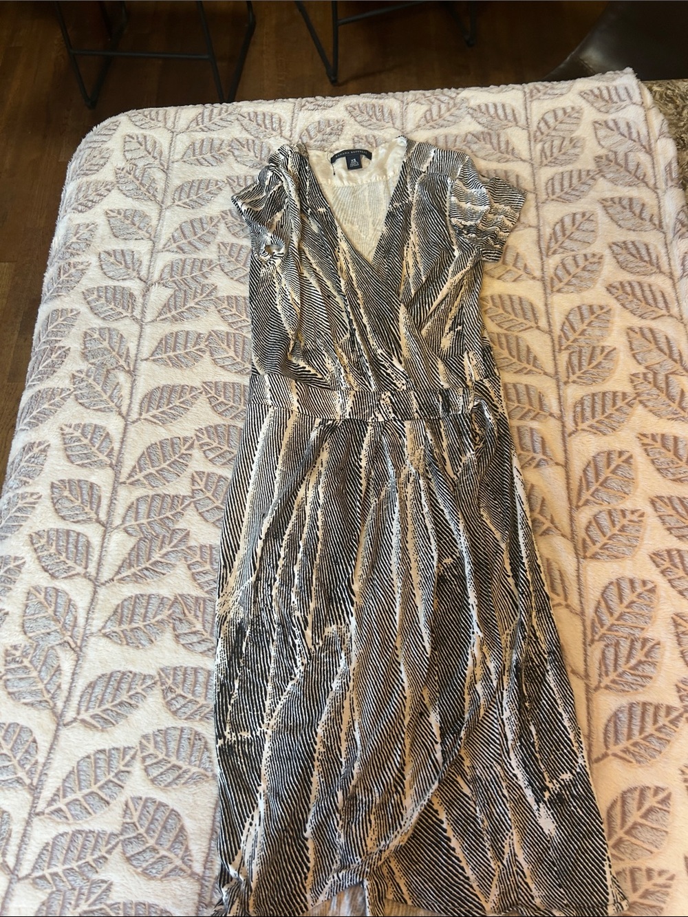 Women's XS Banana Republic Black and White Printed Midi Wrap Dress